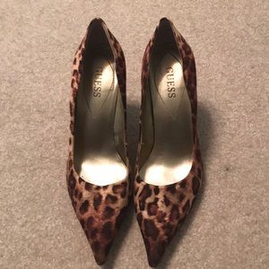 Leopard print Guess pumps